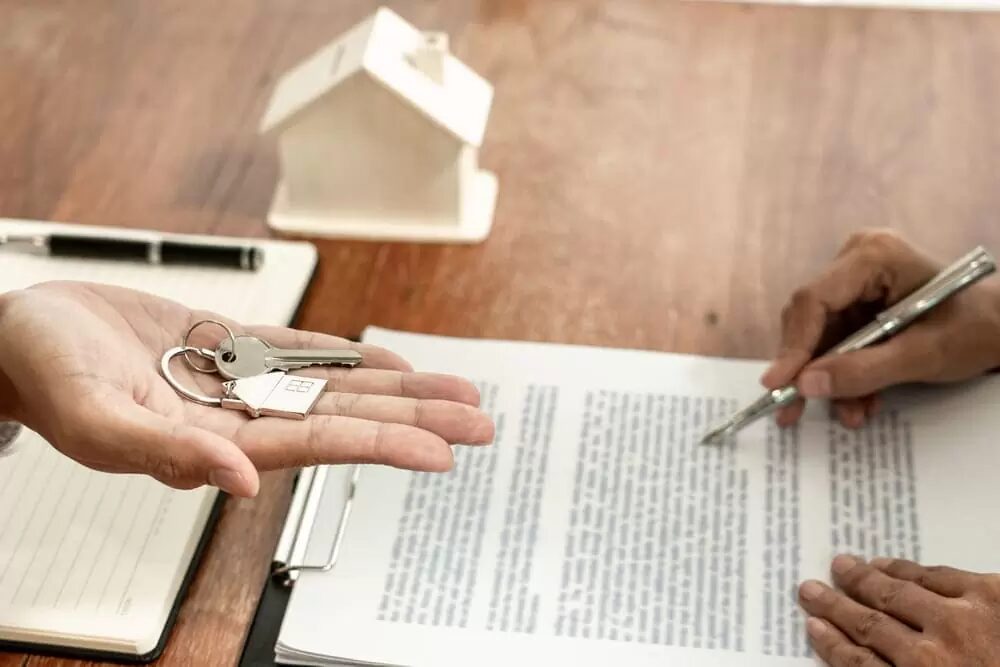 Como minimizar riscos ao investir em imóveis?