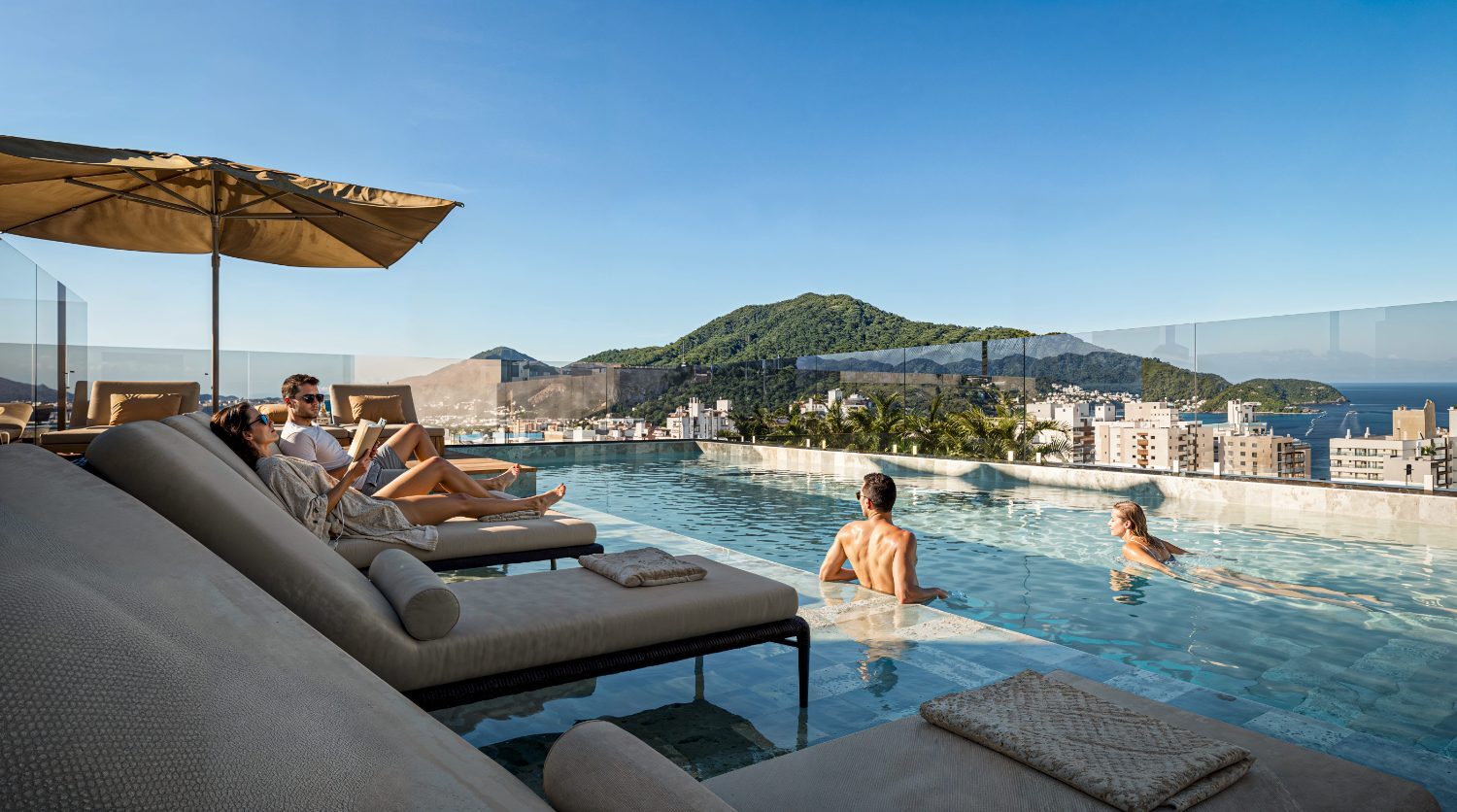 Rooftop com piscina e vista para o mar