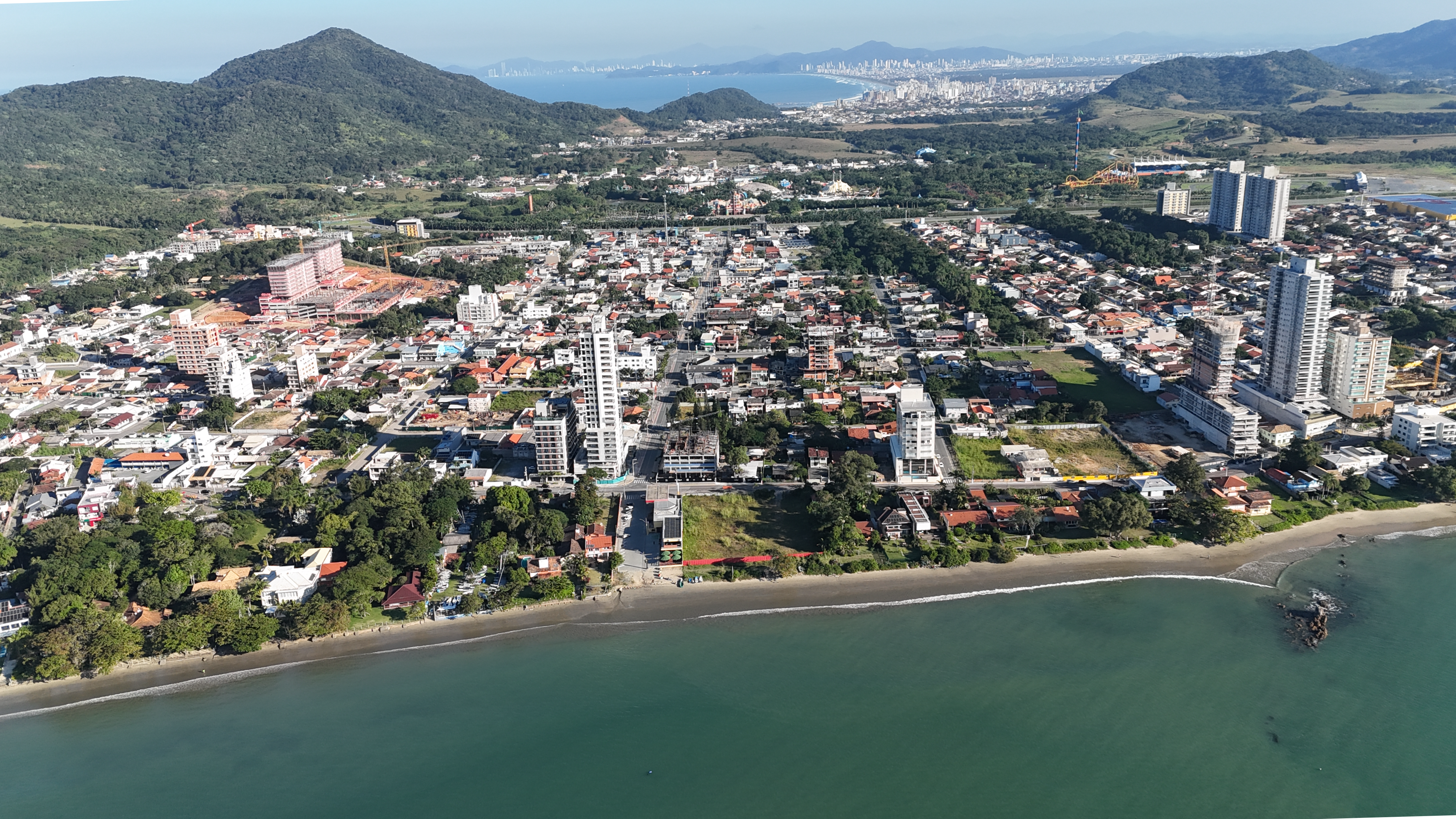 Vista aérea do litoral norte de Santa Catarina — terrenos com potencial de incorporação