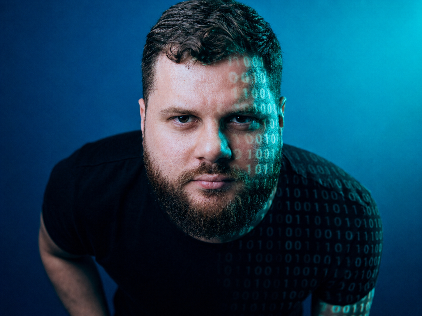 Investidor analisando dados